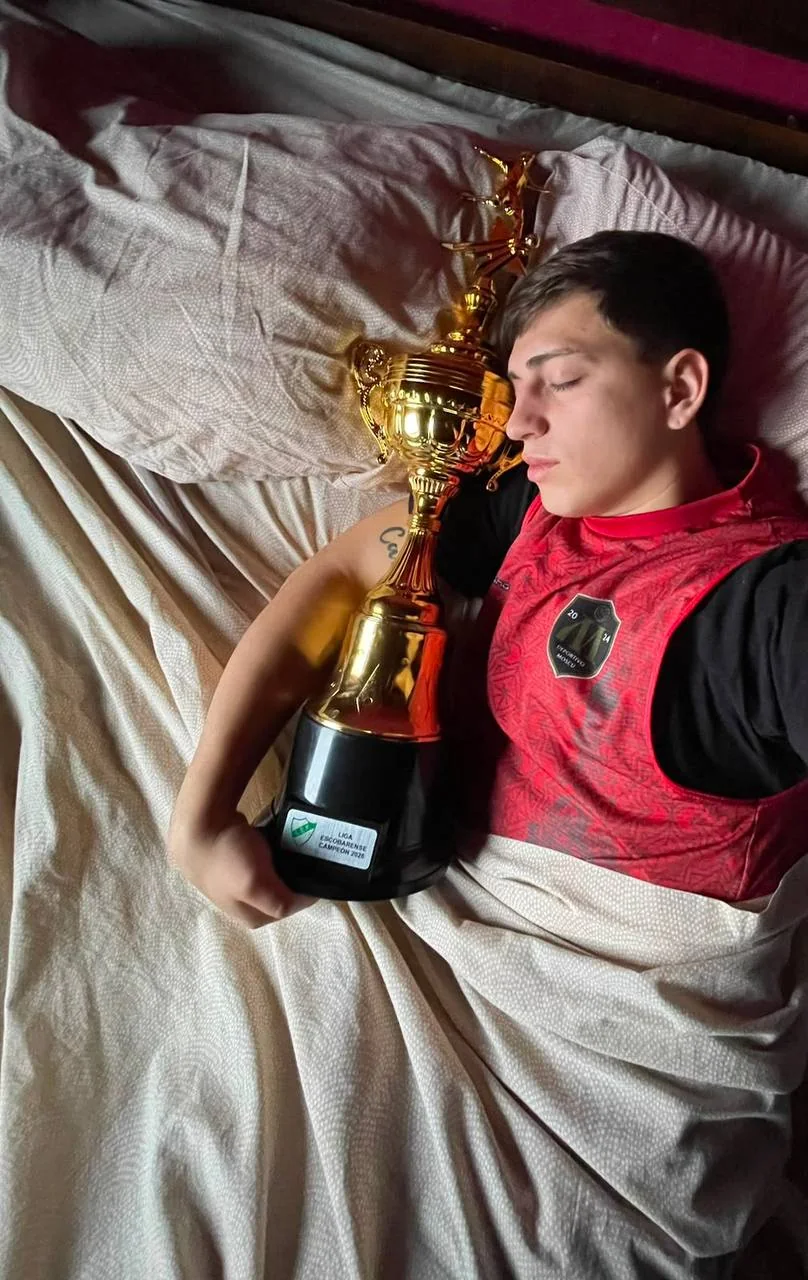 Tomas Soley con el trofeo